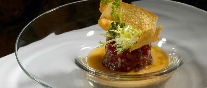 top_10_sopa_fria_de_tomates_verdes_con_tartar_de_atun_rojo_de_can_bosch.jpg__700x300_q84_center-445-182